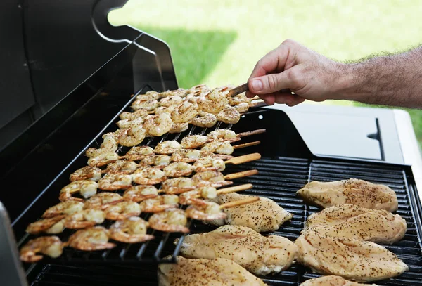 Barbecue Flipping gamberetti — Foto Stock