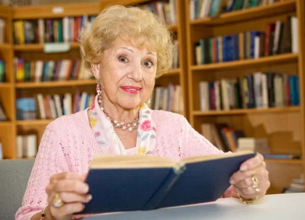Donna anziana in biblioteca — Foto Stock