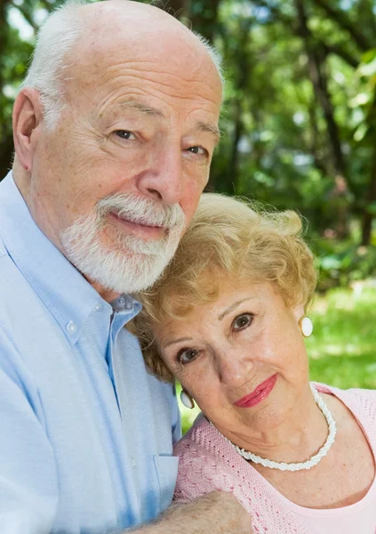 Ägnas åt äldre par — Stockfoto