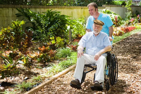 Aîné handicapé appréciant le jardin — Photo