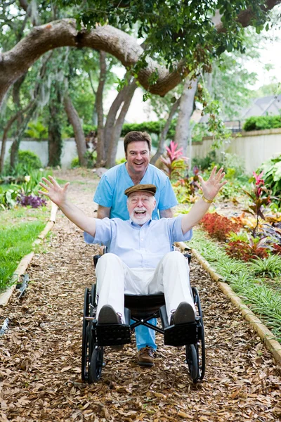 Пенсионеры-инвалиды - весело — стоковое фото
