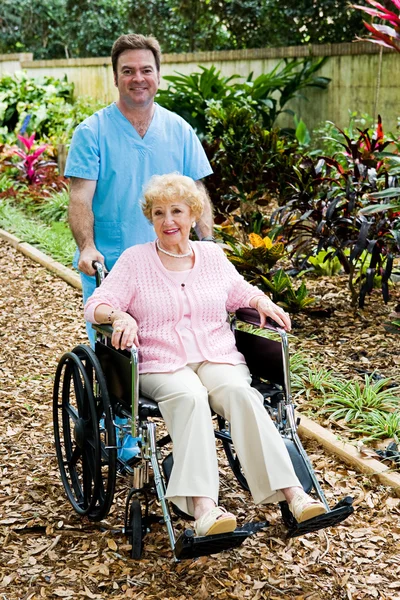 Fogyatékkal élő idősebb nő és nővér — Stock Fotó