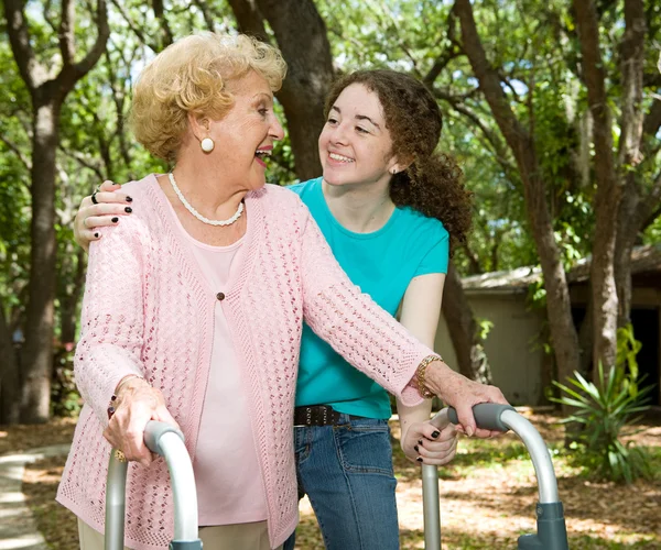 Büyükanne ve Teen gülüyor — Stok fotoğraf