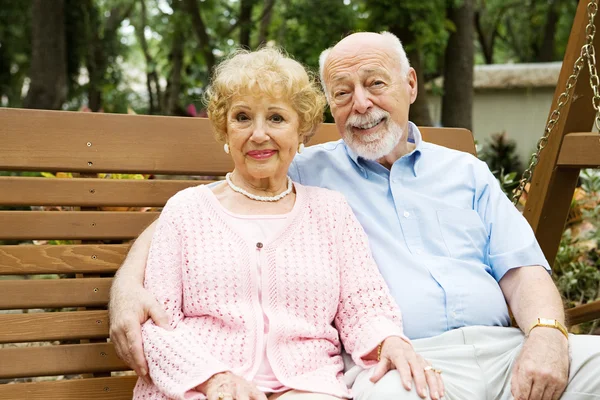 Seniores felizes no balanço — Fotografia de Stock
