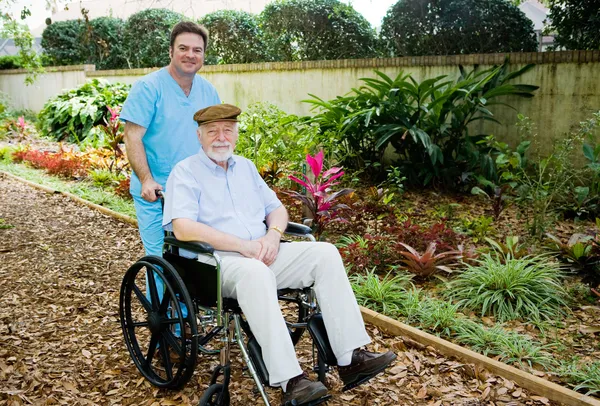 特別養護老人ホーム - 庭園での散歩 — ストック写真