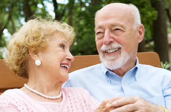 Äldre par - kärlek och skratt — Stockfoto