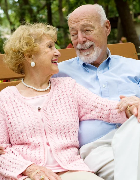 Senior paar diep in liefde — Stockfoto