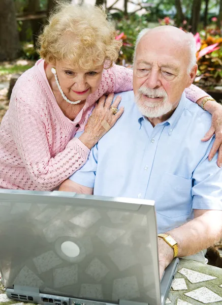 Seniorenpaar liest E-Mail — Stockfoto