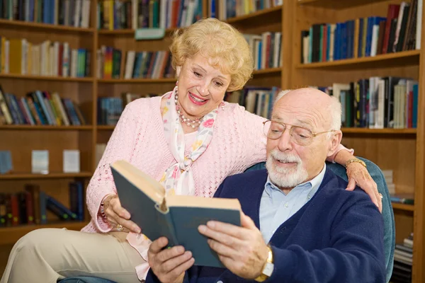 Äldre par läser tillsammans — Stockfoto