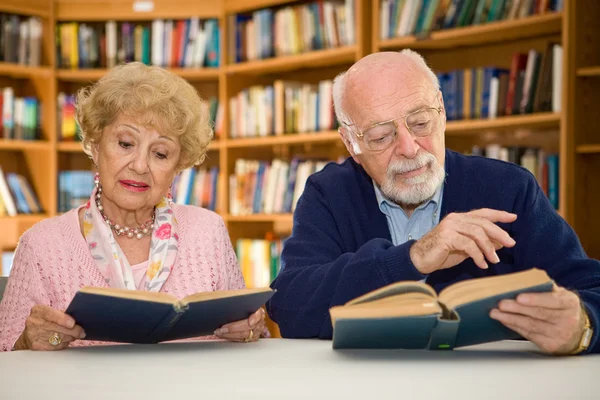 Старший пара в бібліотеці — стокове фото