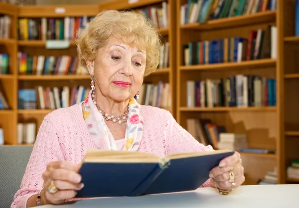 Старший леді читання — стокове фото