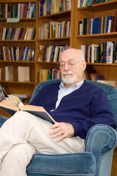 Idősebb ember, olvasás — Stock Fotó