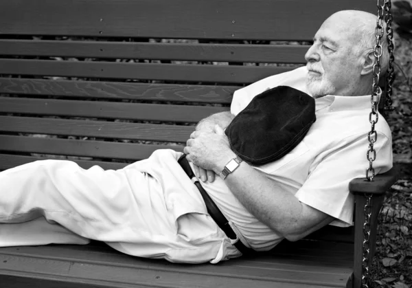 Senior siesta monokrom — Stockfoto