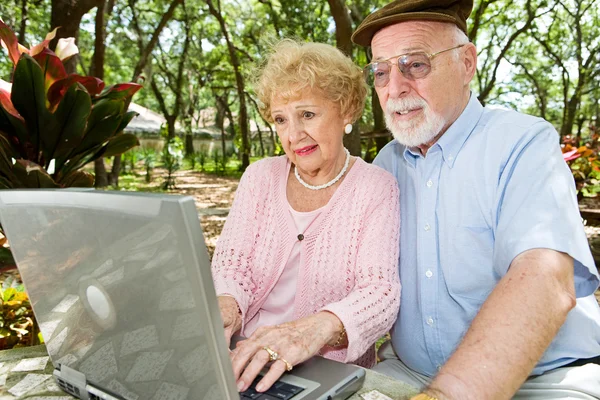 Yaşlılar browsing belgili tanımlık enterne — Stok fotoğraf
