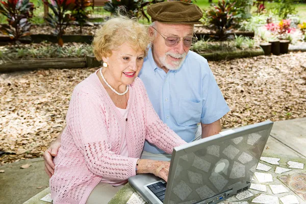 Informatica per anziani all'aperto — Foto Stock