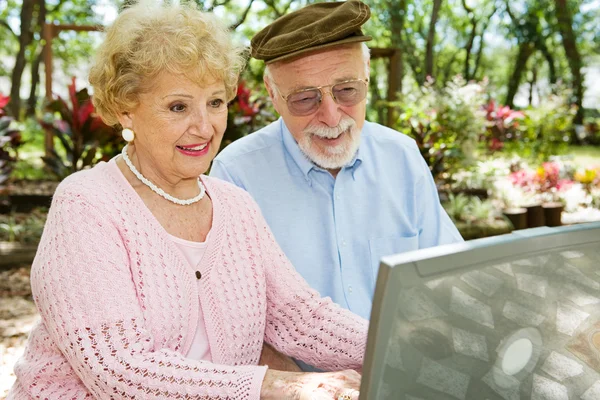 Senioren haben Spaß am Computer — Stockfoto