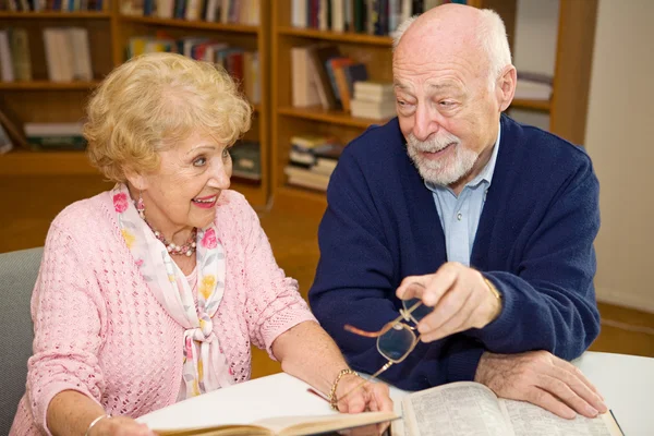 Встреча пожилых людей в библиотеке — стоковое фото