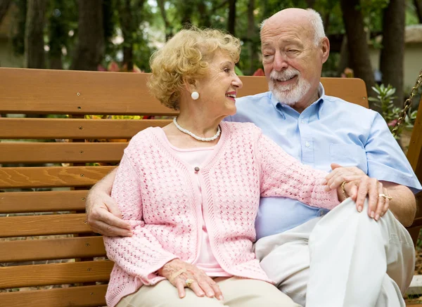 Senioren ontspannen in park — Stockfoto
