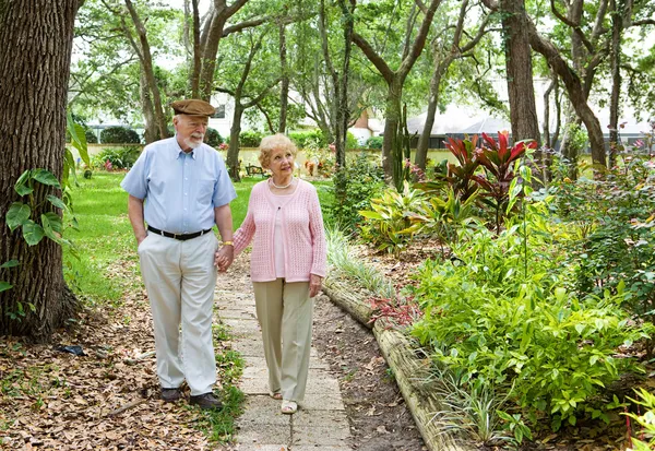 Seniorer promenader tillsammans — Stockfoto