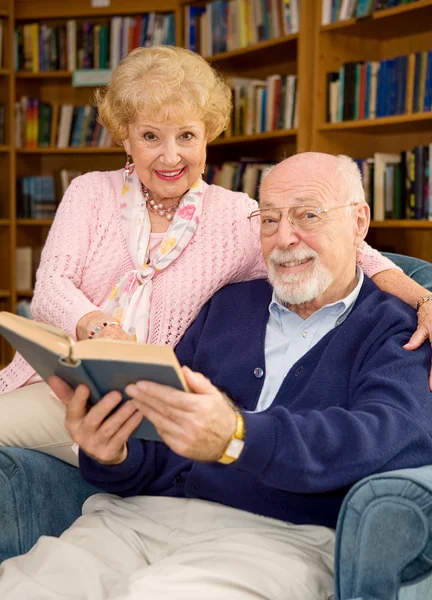 Пенсионеры в библиотеке — стоковое фото