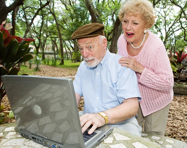 计算机-有趣的电子邮件上的老年人 — 图库照片