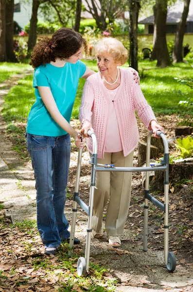 Camminare con la nonna — Foto Stock