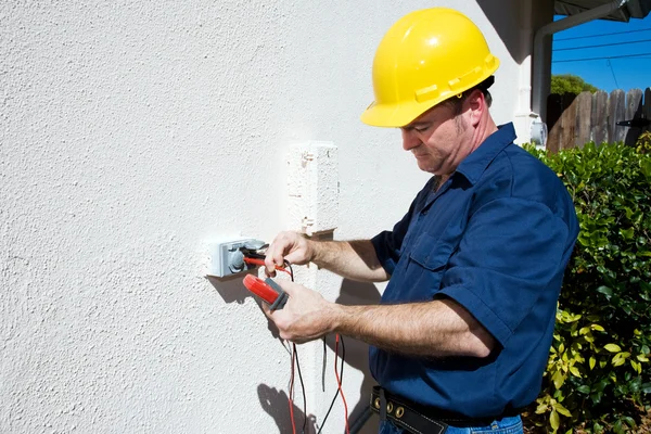 Eletricista mede tensão — Fotografia de Stock