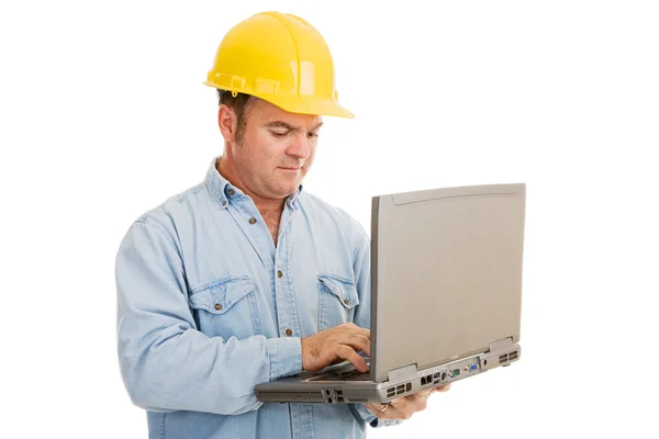 Engenheiro usando laptop — Fotografia de Stock