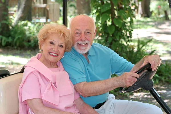 Wózek golfowy - szczęśliwy seniorów — Zdjęcie stockowe