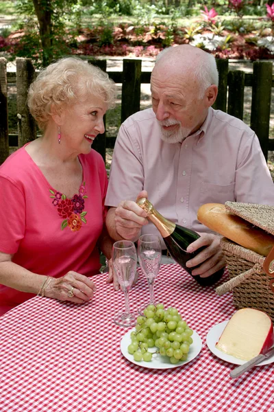 Picknick senioren - wijn openen — Stockfoto