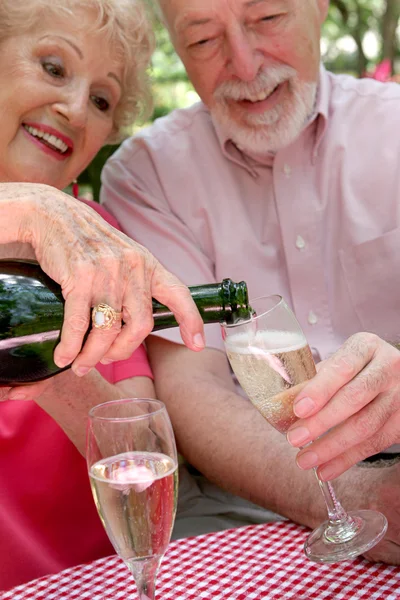 Pouring the Bubbly — Stock Photo, Image