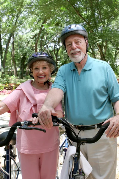 Senior fietsen veiligheid — Stockfoto