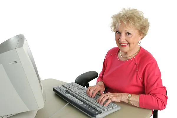Ηλικιωμένης βρίσκεται σε υπολογιστή — Φωτογραφία Αρχείου