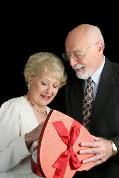 Senior koppel - gift van de Valentijnskaart — Stockfoto