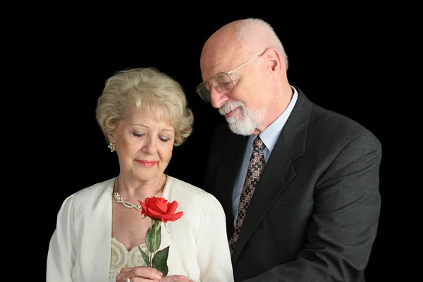 Idősebb pár-fekete - romantikus gesztus — Stock Fotó