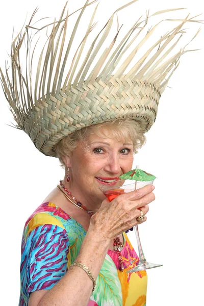 Senior dam njuter cocktail — Stockfoto