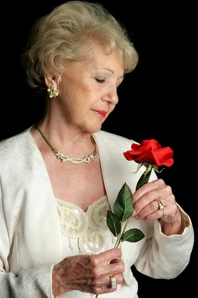 Elegancki starszy posiada róża — Zdjęcie stockowe