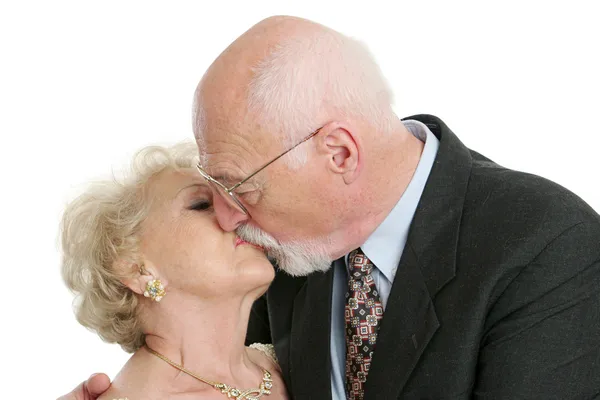 Romantický senior polibek — Stock fotografie