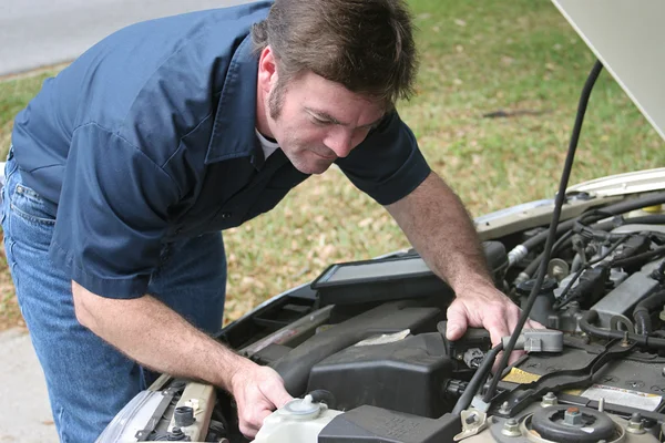 Auto mechanik sprawdza silnik — Zdjęcie stockowe