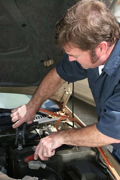 Mechanic With Jumper Cables — Stock Photo, Image