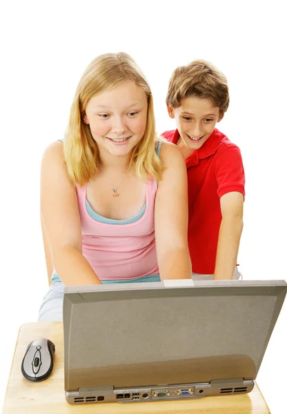 Irmão e irmã no computador — Fotografia de Stock