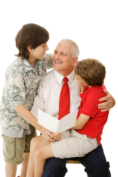 Pai e Filhos com cartão de saudação — Fotografia de Stock