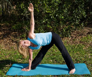 Olgun kadın yoga - üçgen poz