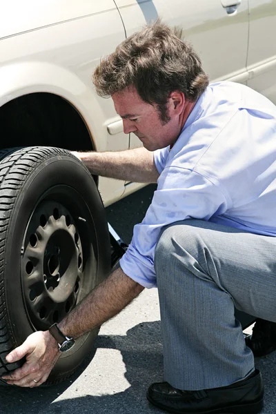 タイヤがパンク - 汚い仕事 — ストック写真