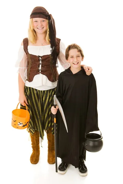 Пират и жнец Хэллоуина — стоковое фото