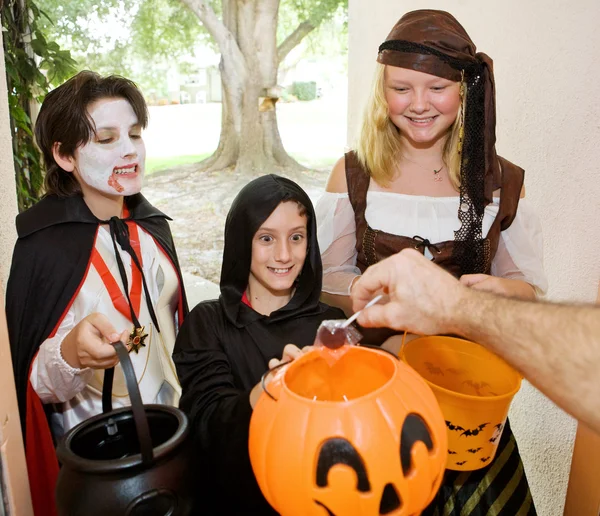 Trick or Treaters at Door — Stock Photo, Image