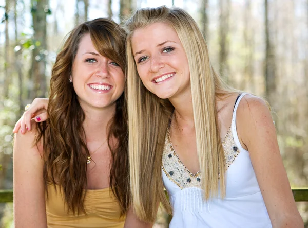 Schöne Teen Schwestern im Wald — Stockfoto