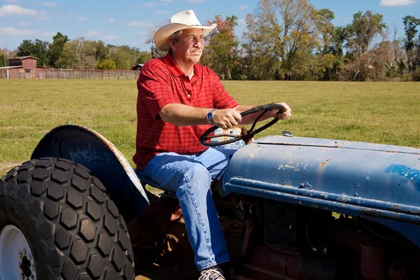 Cowboy auf Traktor — Stockfoto