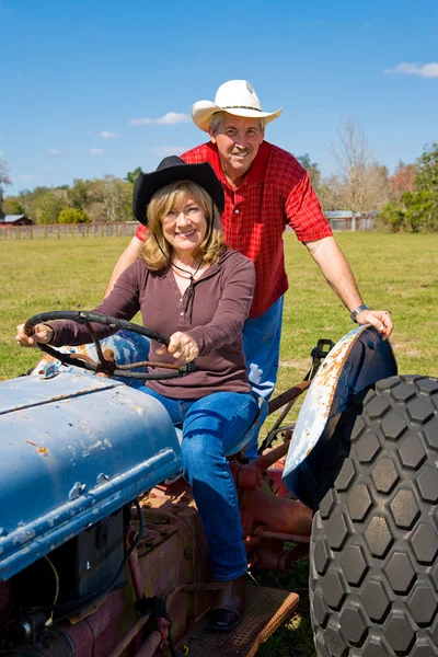 Ouder paar op boerderij — Stockfoto