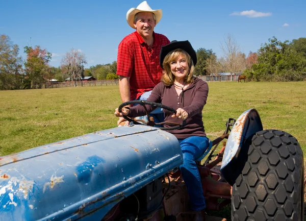 Älteres Bauernpaar auf Traktor — Stockfoto